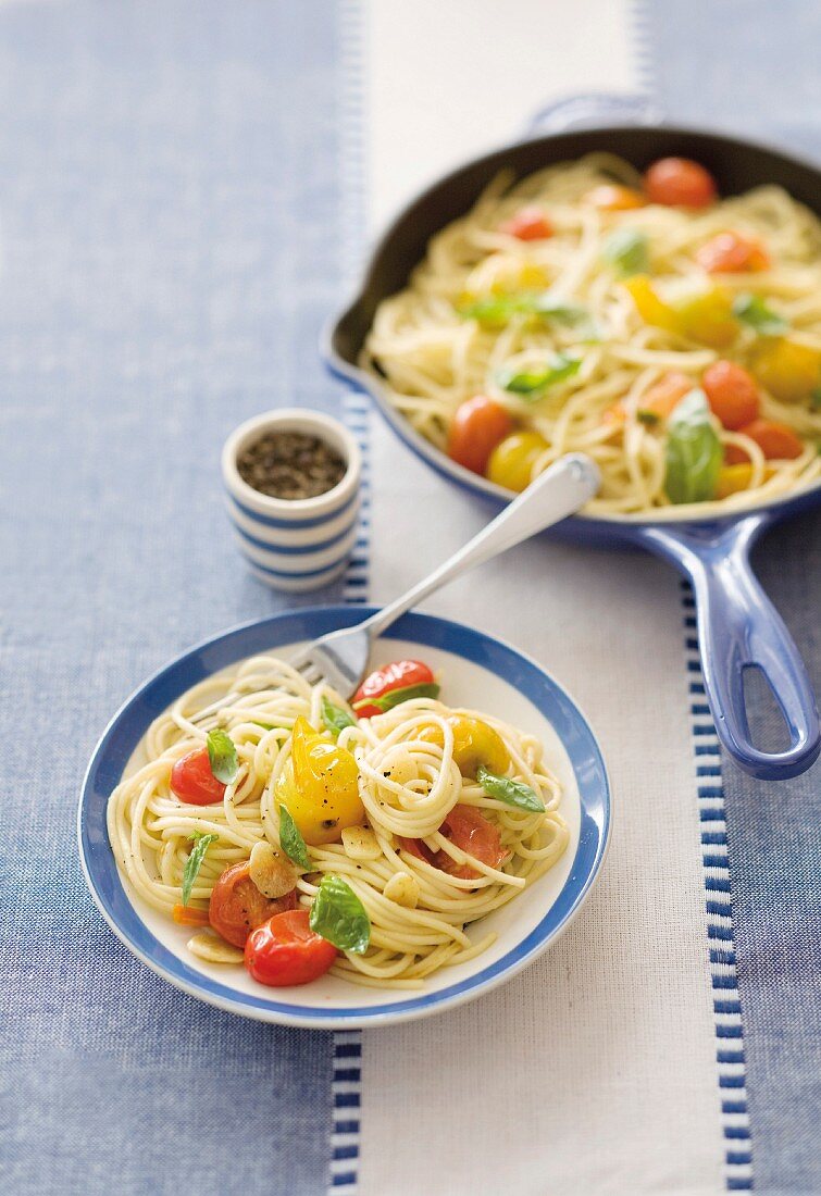 Spaghetti mit gelben und roten Tomaten, Knoblauch und Basilikum