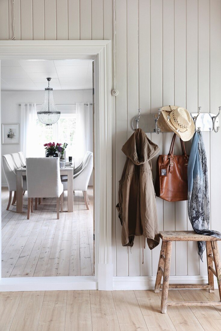 Ländlicher Hausflur mit Wandgarderobe, im Hintergrund Essplatz