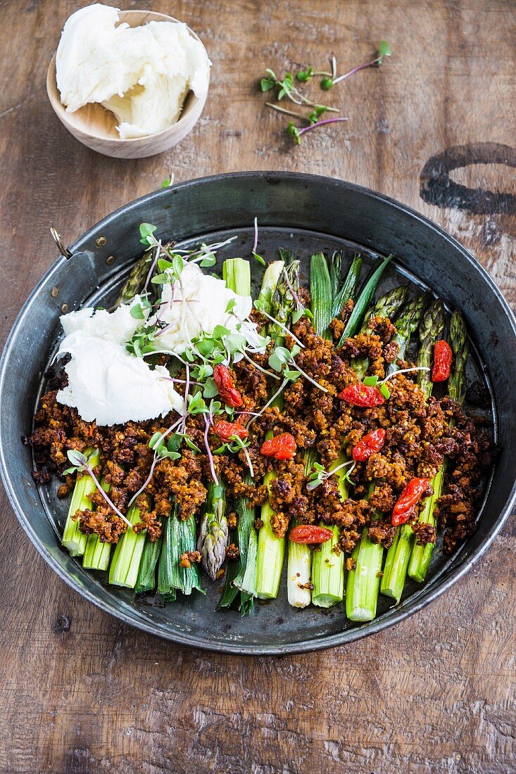 Leeks and asparagus baked with breadcrumbs and goji berries