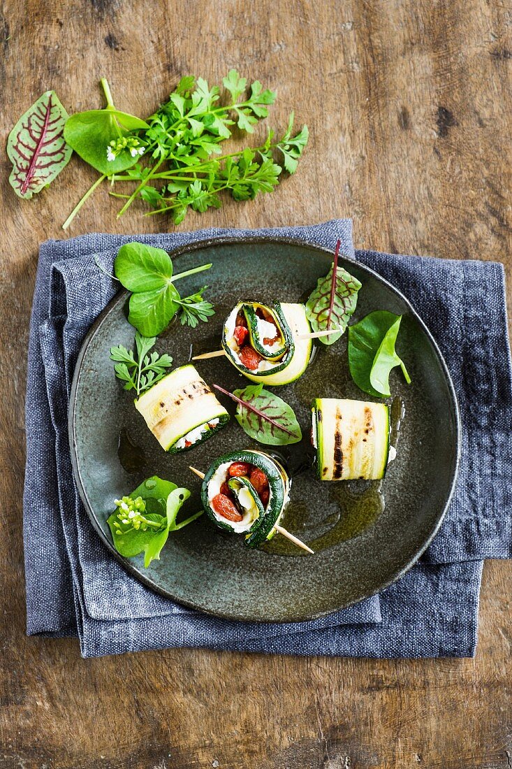 Grilled courgette rolls filled with Robiola cheese and goji berries (top view)