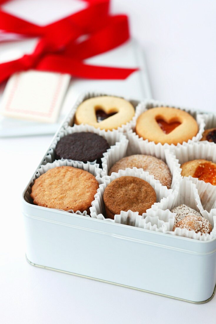 weiße Geschenkbox mit verschiedenen Cookies und Linzer Plätzchen