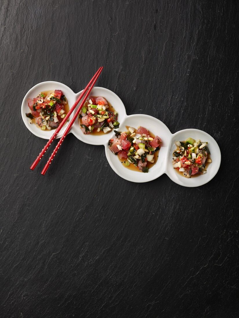 Poke-Salat mit rohem marinierten Thunfisch
