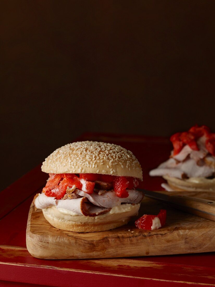 Burger mit gebratenem Schweinefleisch und Paprika