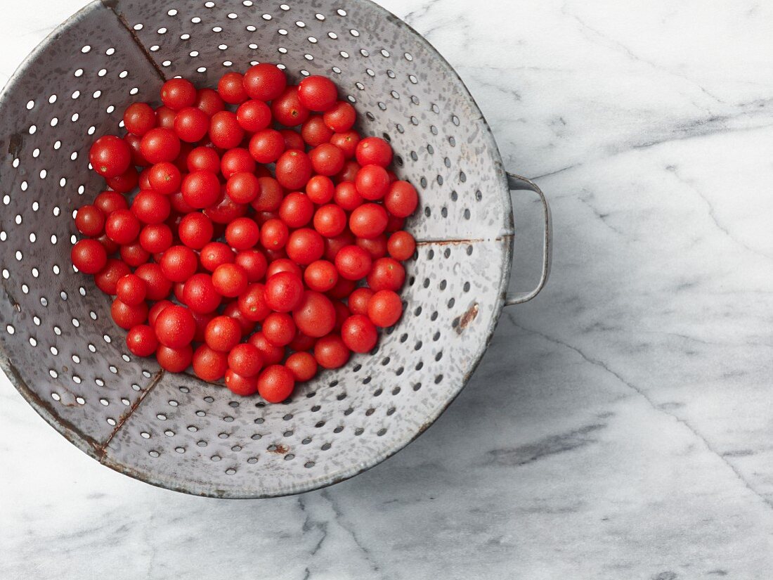 Cherry tomatoes in a colander (seen from above)