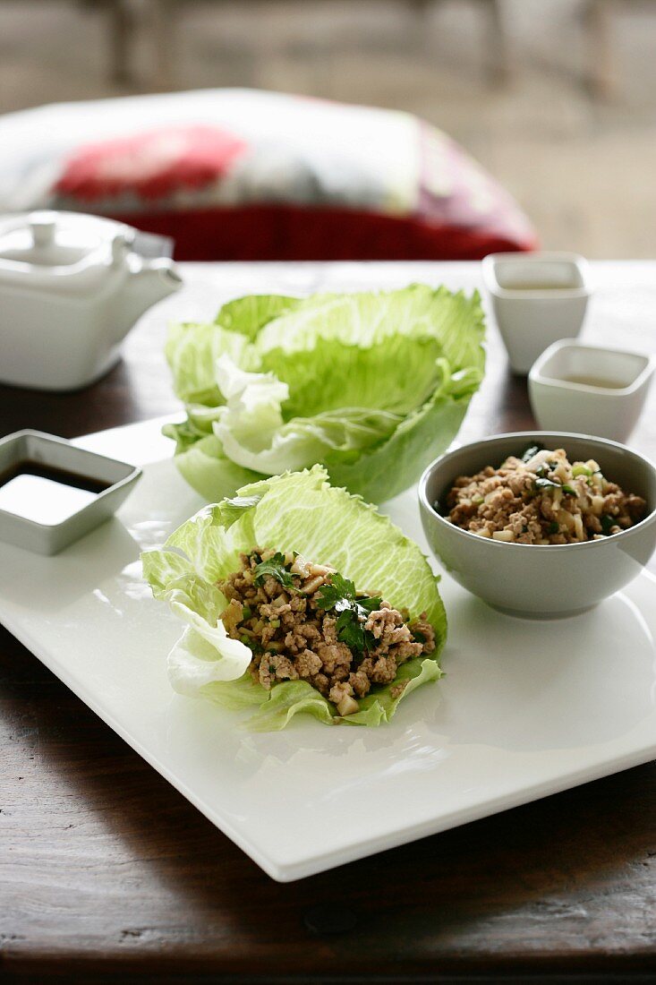 Sang Pak Choi Bao (Salatblätter mit Hähnchenhackfleisch, China)