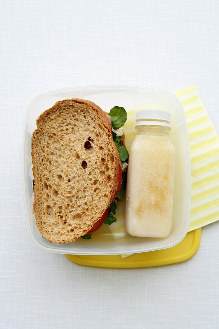 Doppeldecker-Sandwich und Smoothie zum Lunch