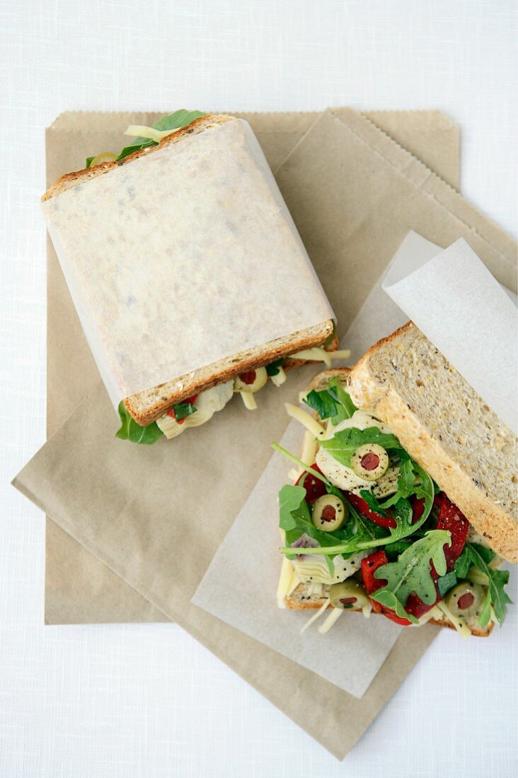 Mediterranes Sandwich mit Oliven und Artischocken zum Lunch