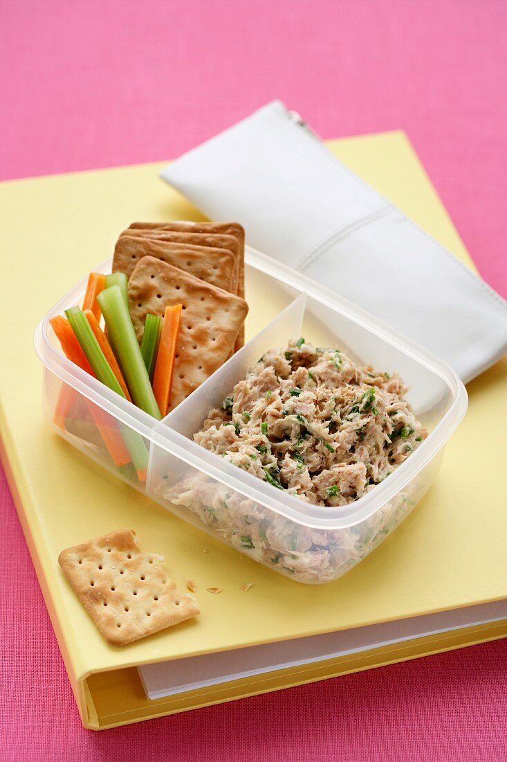 Lunchbox mit Thunfisch-Zitronen-Dip, Gemüsesticks und Crackern