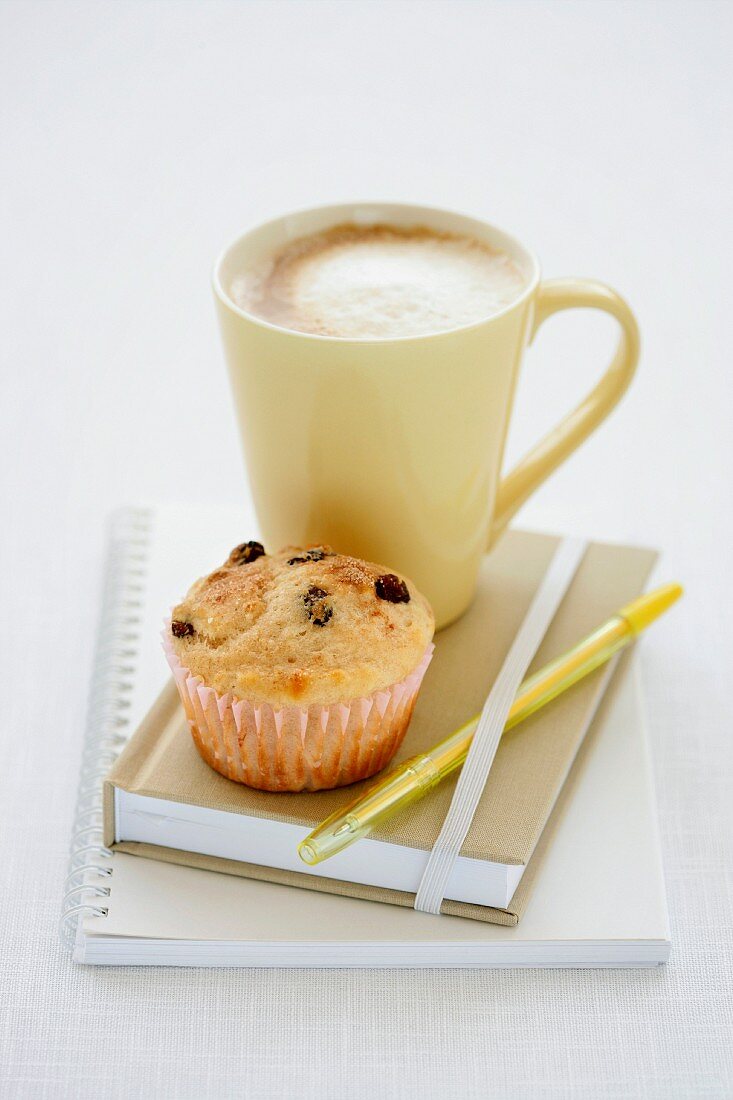 Buttermilch-Rosinen-Muffin und Kaffee zum Lunch