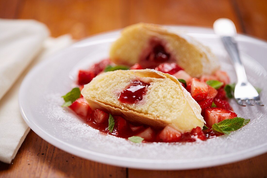 Semolina strudel with strawberries