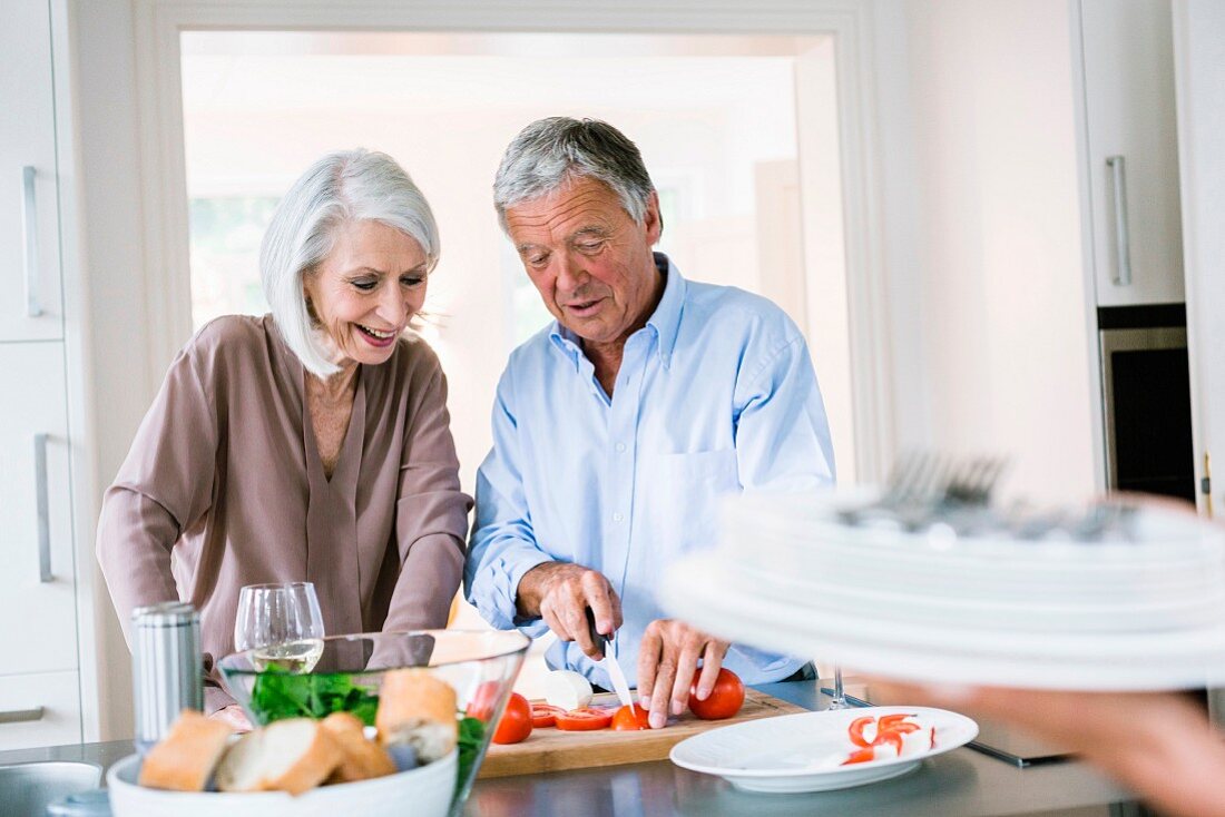 Älteres Paar beim gemeinsamen Kochen in der Küche