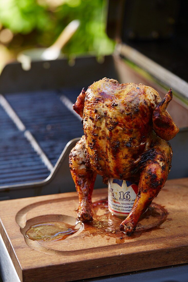 Bierdosenhähnchen auf dem Grill