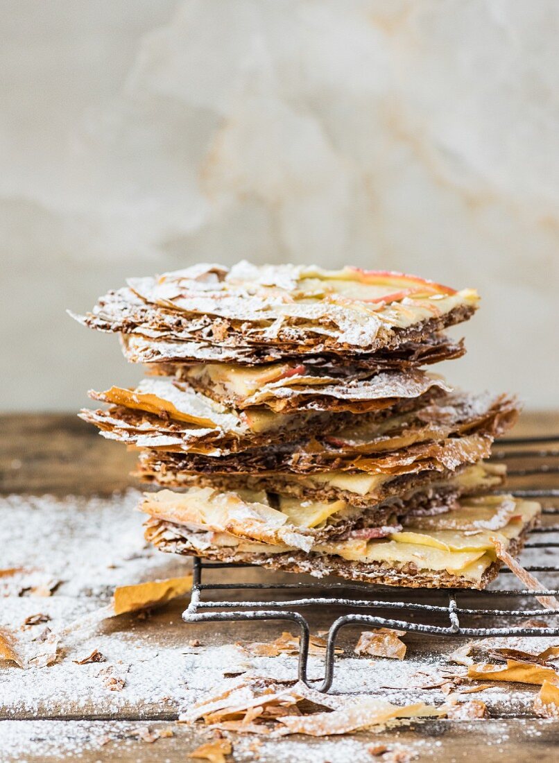 Crispy filo pastry cake with apple slices and icing sugar