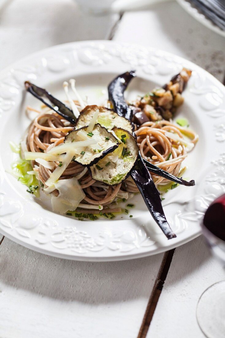 Vollkornspaghetti mit Auberginen und Bohnen