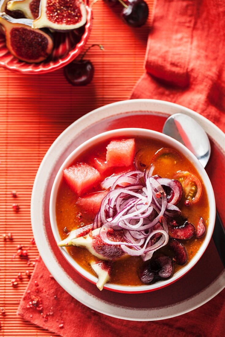 Tomatensuppe mit Feigen, Kirschen und roten Zwiebeln