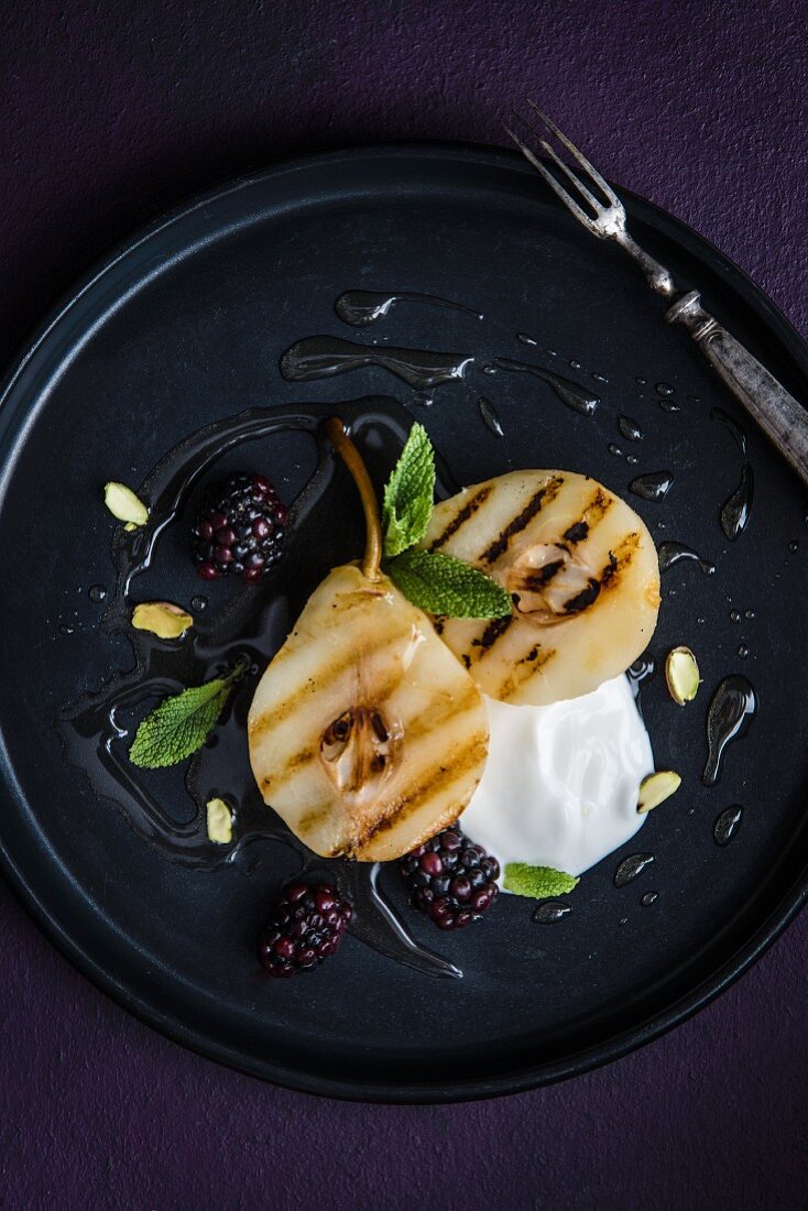 Grilled pears with yoghurt and blackberries