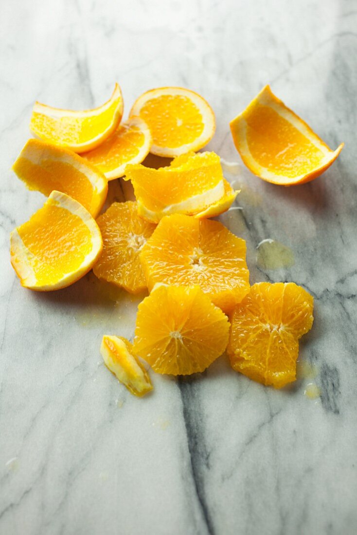 Orangenscheiben und Orangenschalen auf Marmortisch