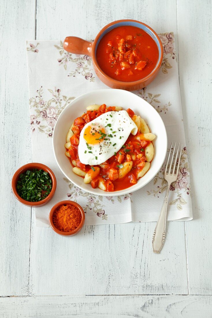 Gnocchi mit Amatriciana Sauce und Spiegelei