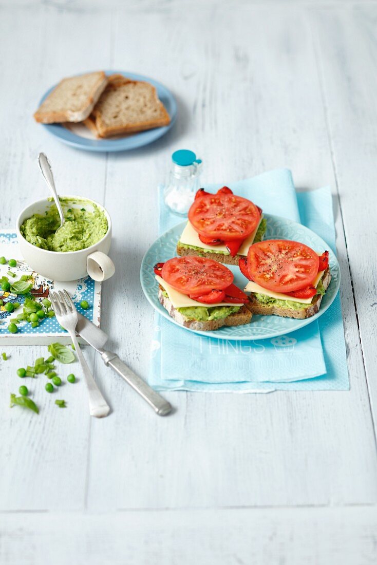 Sandwich mit grüner Erbsen-Avocado-Creme, Käse, Grillpaprika und Tomaten