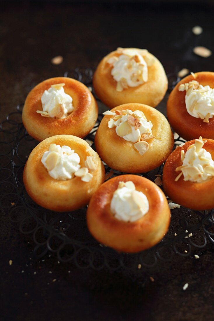 Baba au Rum mit Sahne und Mandelblättchen