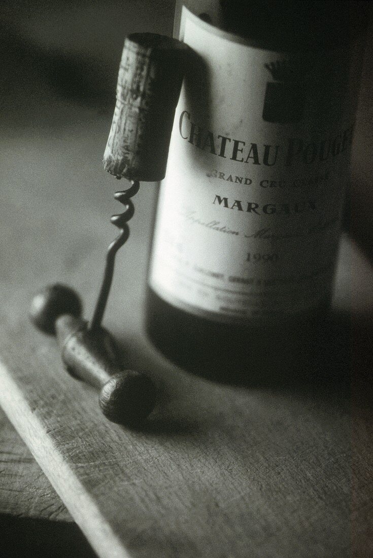 T-Korkenzieher lehnt an Rotwein von Château Pouget (Margaux)