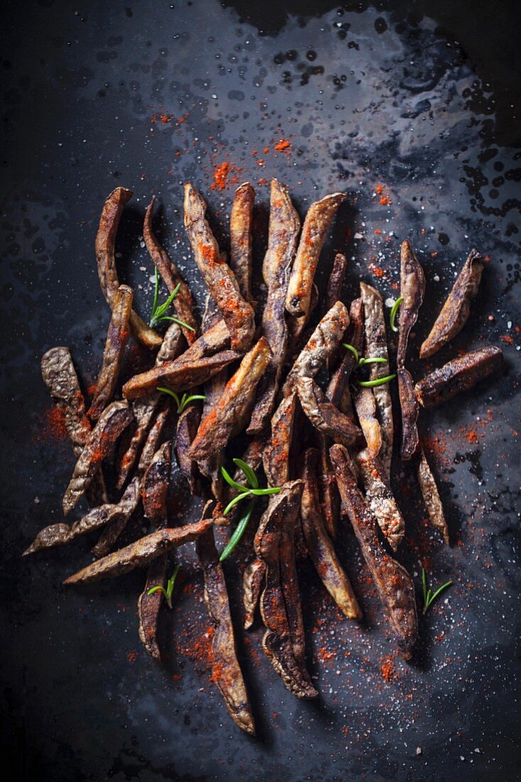 Rustic oven-baked chips with rosemary and chilli powder