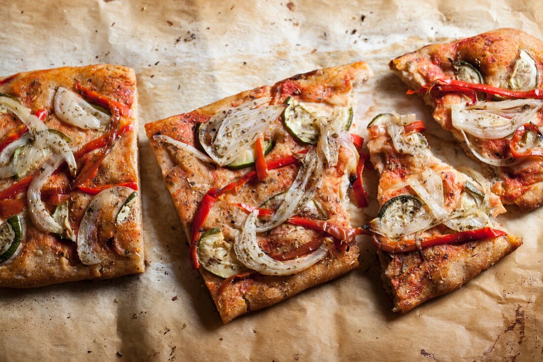 Gemüsepizza mit Zwiebel, Paprika und Zucchini