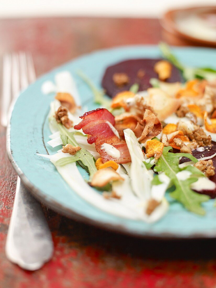 Beetroot salad with fennel, rocket, bacon and vegetable crisps