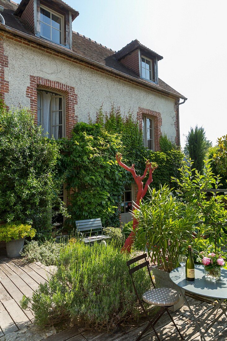 Sitzplatz auf der Terrasse im Garten vor einem Haus