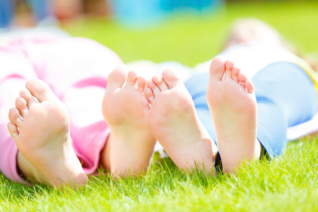 Children with bare feet