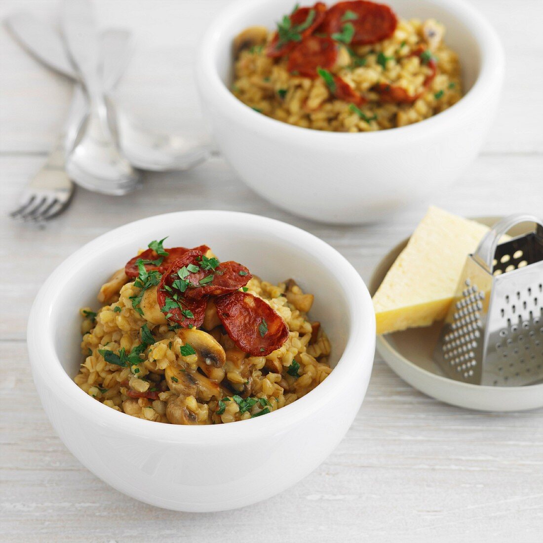 Gersten-Risotto mit Chorizo und Pilzen – Bilder kaufen – 11962148 StockFood