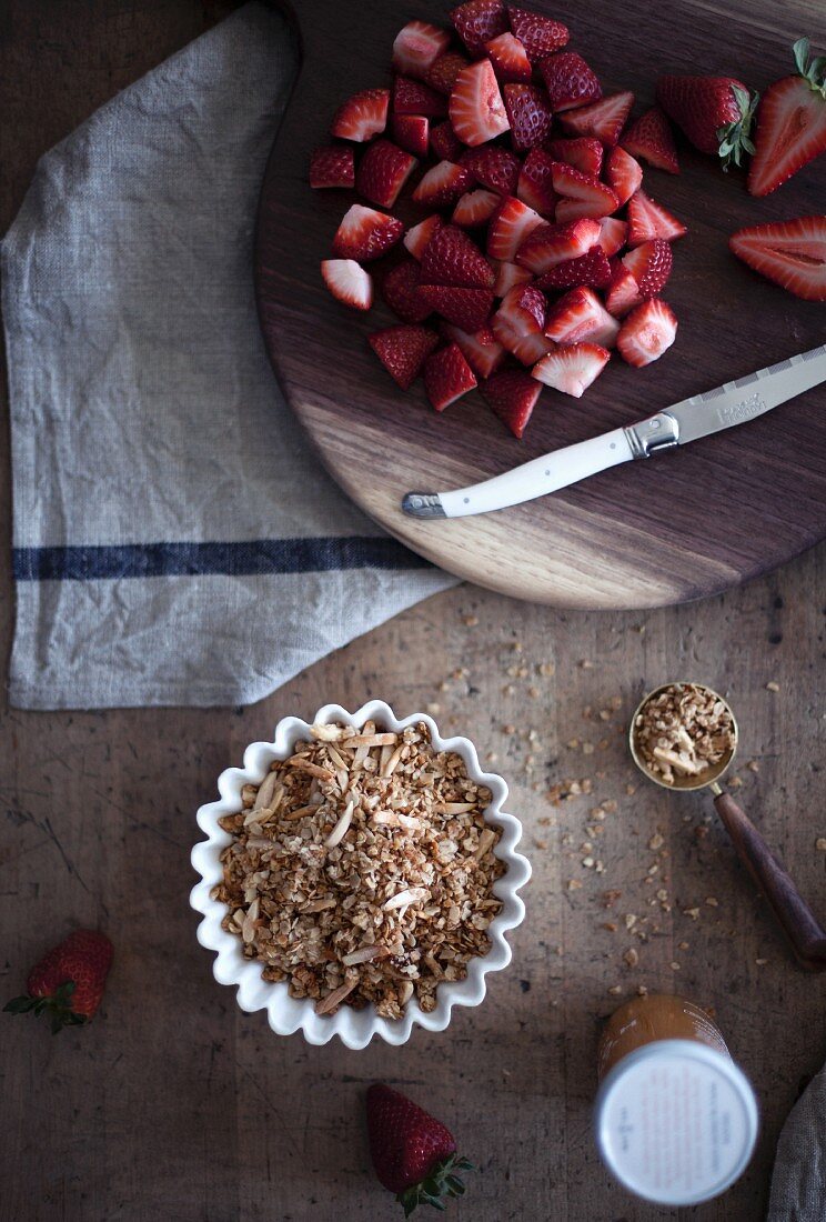 Zutaten für Erdbeerparfait mit Mandelgranola