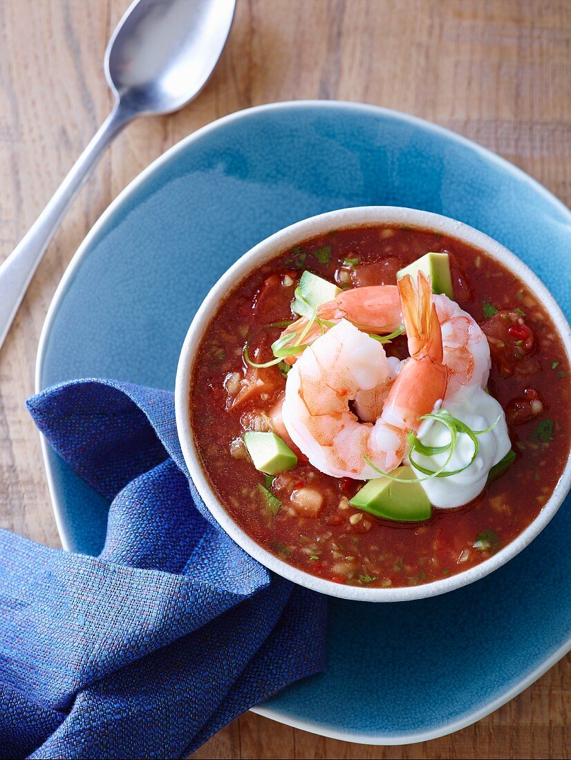 Gazpacho mit Avocado und Garnelen