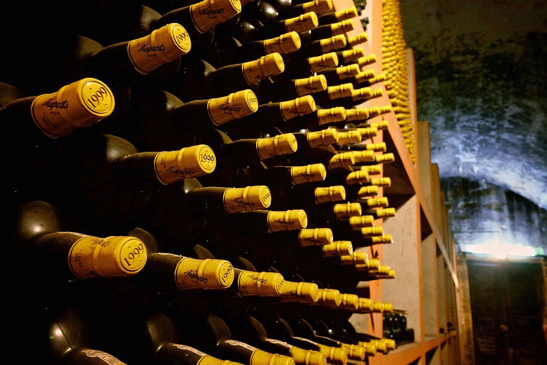 Flaschenlagerung im Weinkeller der Kellerei Niepoort, Portugal