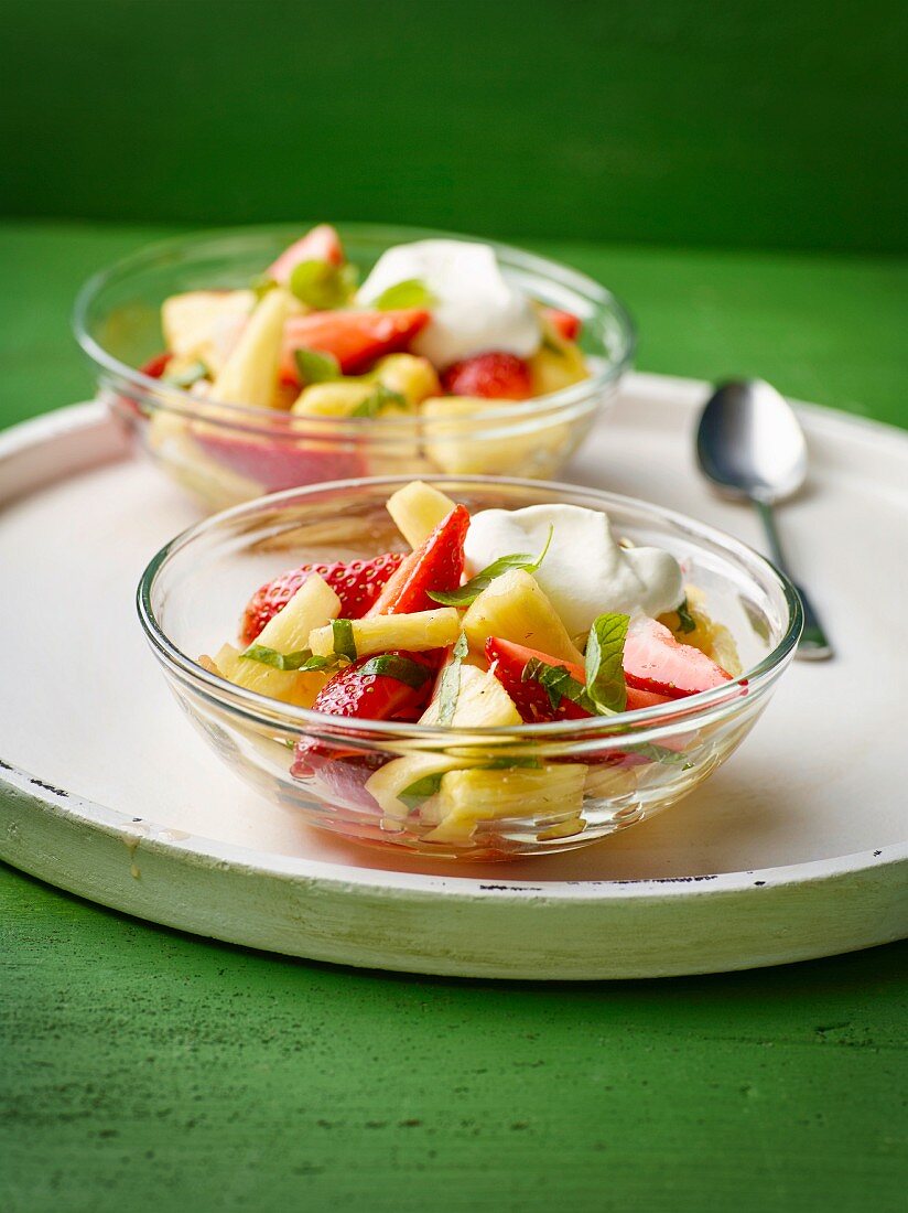 Obstsalat mit Limetten und Sahneklecks