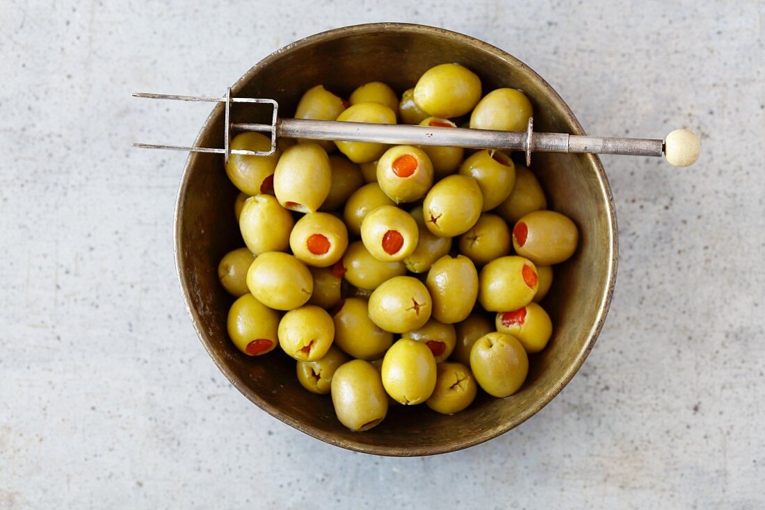 Grüne Oliven mit Paprikafüllung