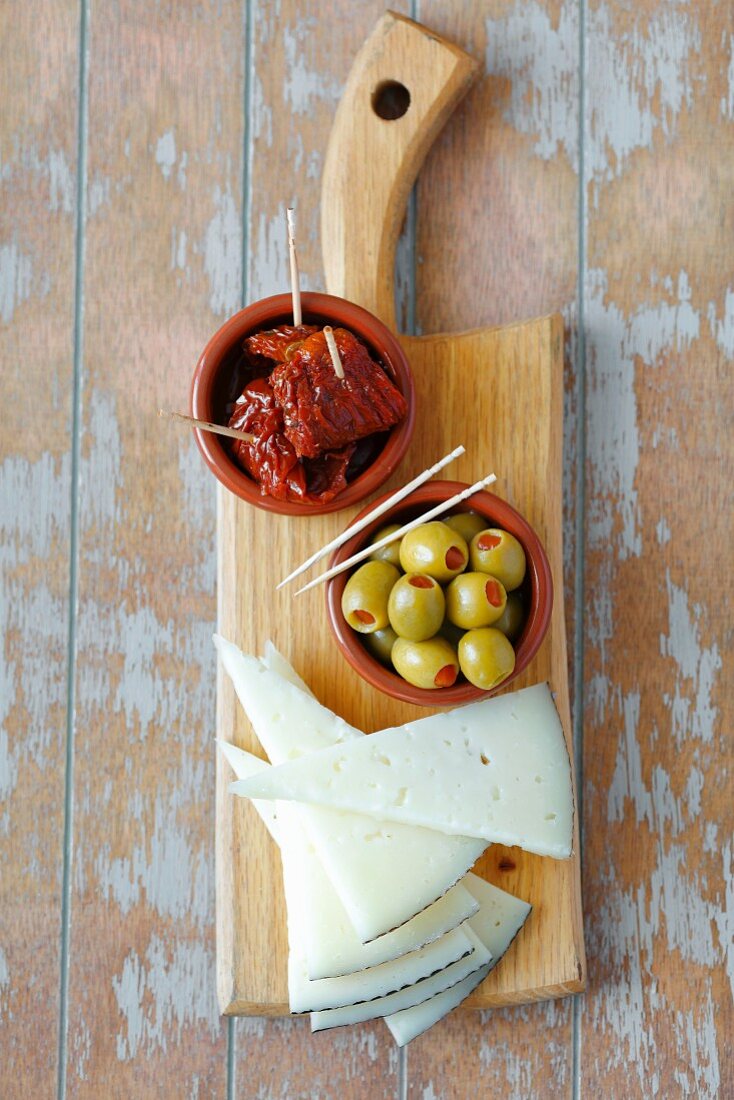 Käseecken, gefüllte Oliven und getrocknete Tomaten (Spanien)