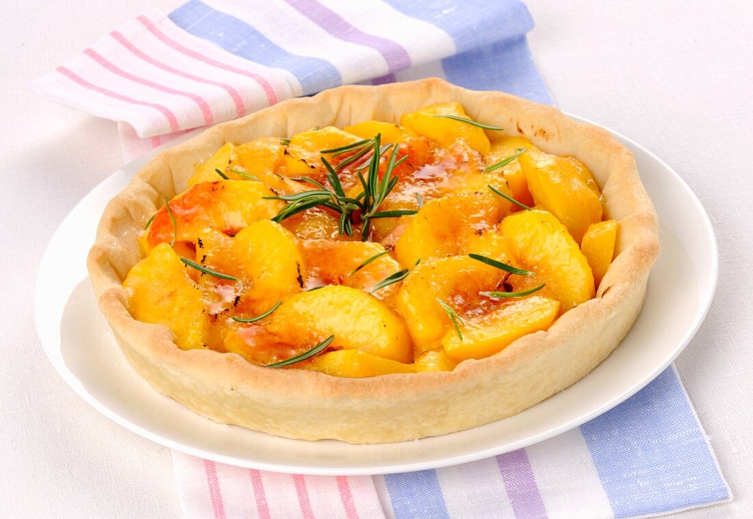 Crostata mit Pfirsichen und Rosmarin