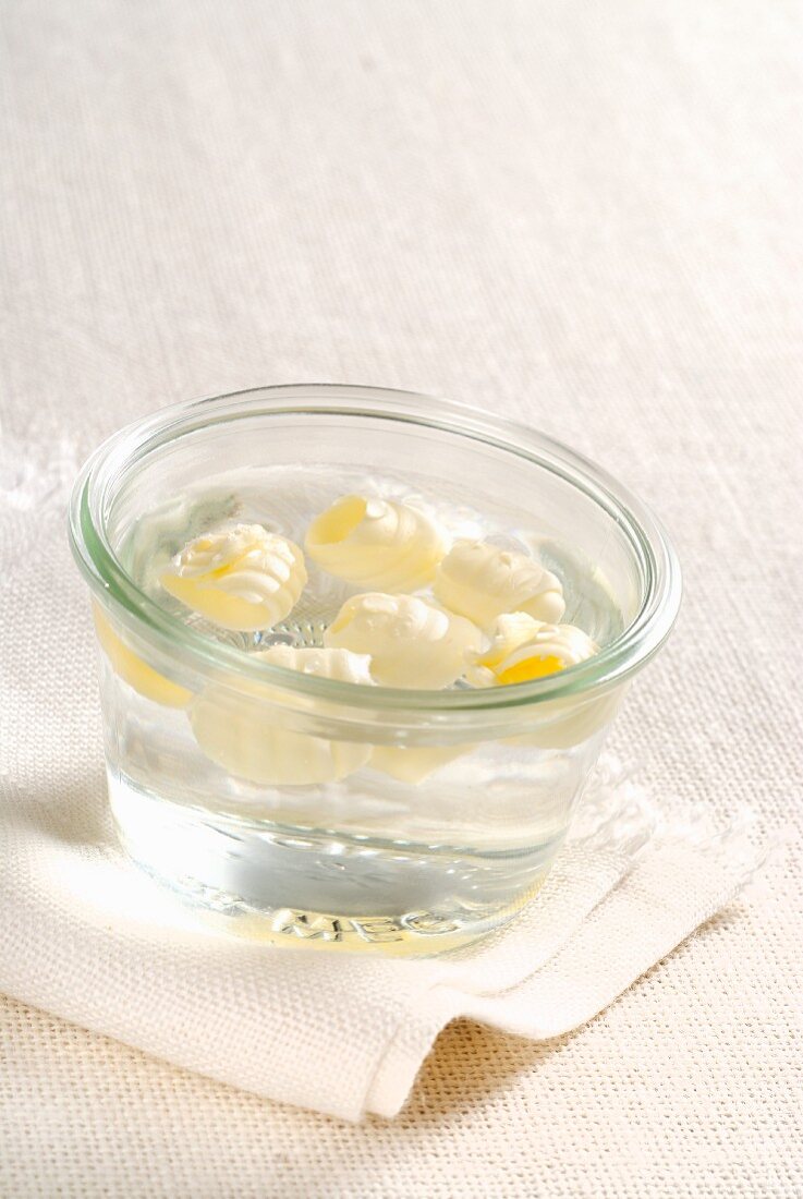 Butterröllchen im Wasserglas