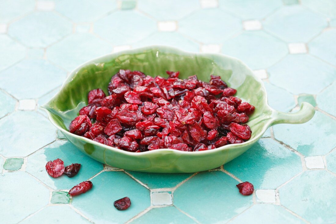 Getrocknete Cranberries in blattförmigem Schälchen