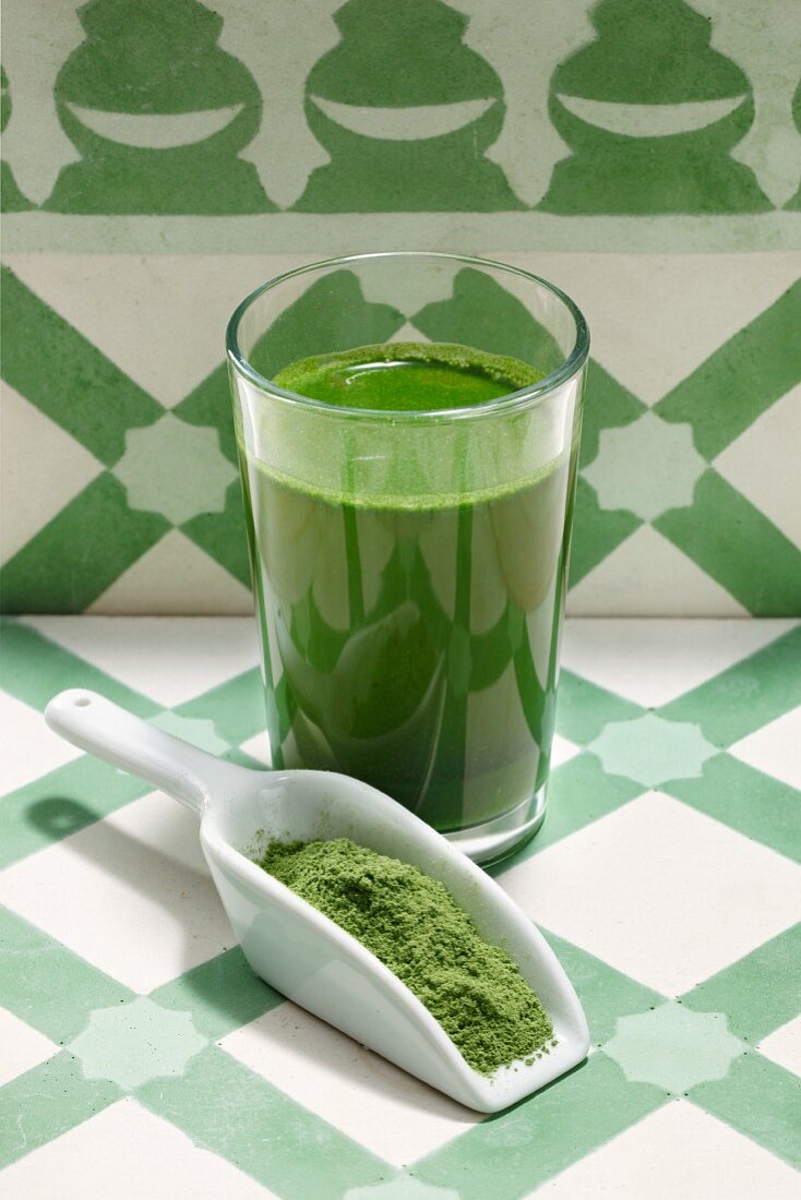 A green smoothie with wheatgrass powder