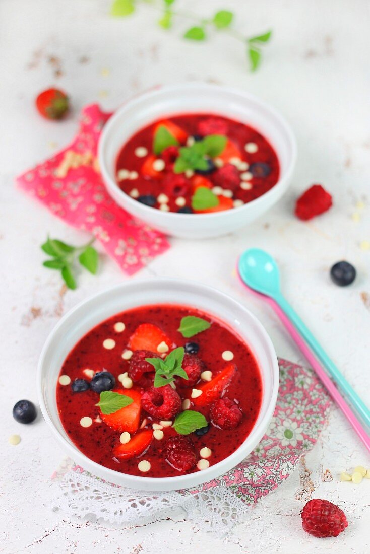 Beerensuppe mit Erdbeeren, Himbeeren und Blaubeeren