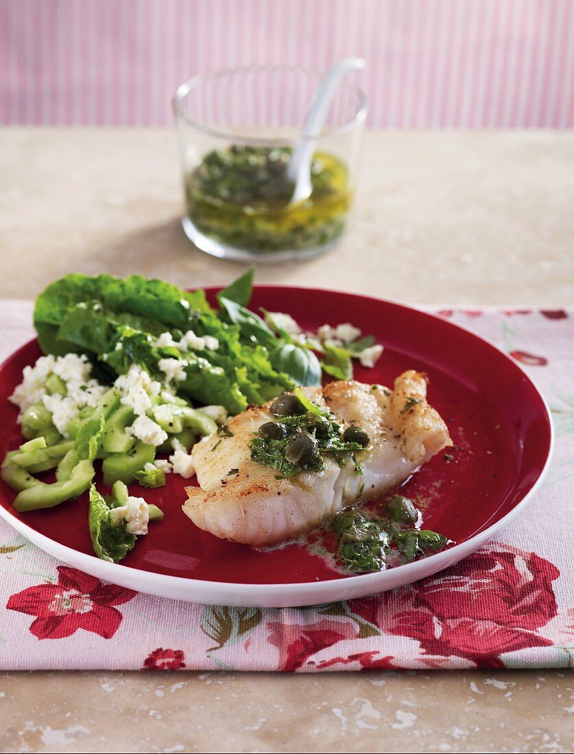 Gegrillter Fisch mit Salsa verde und Salat