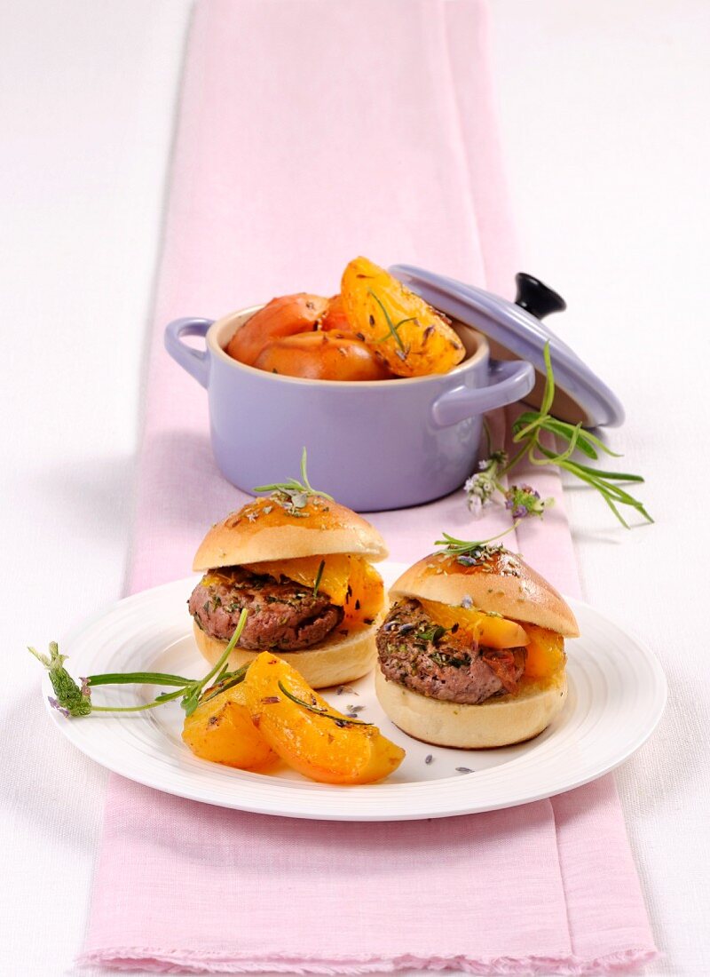 Mini burgers with roasted apricots