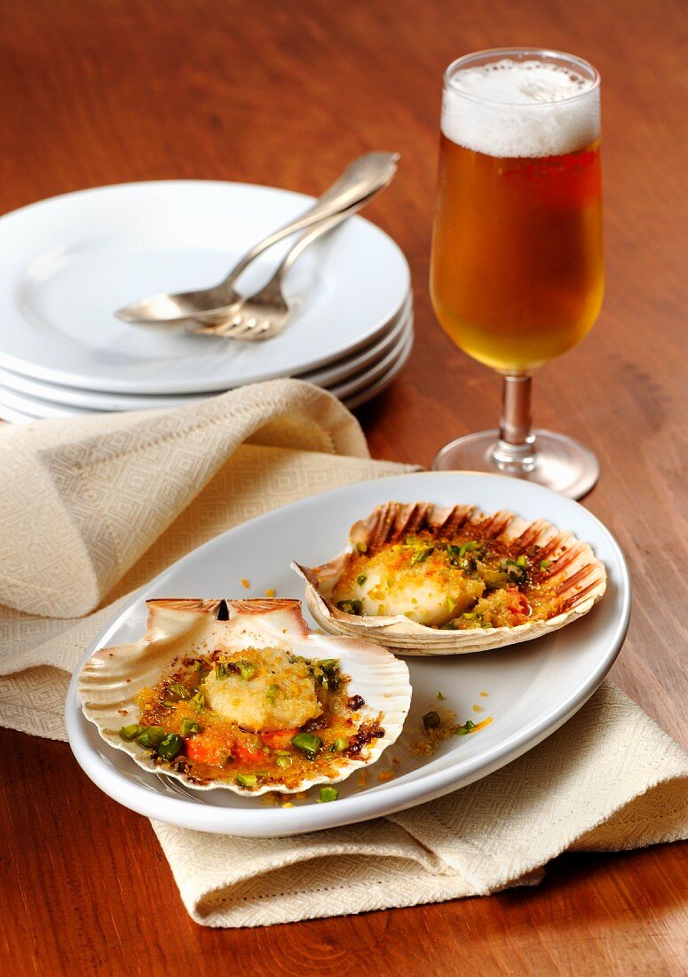 Gratinated scallops and beer