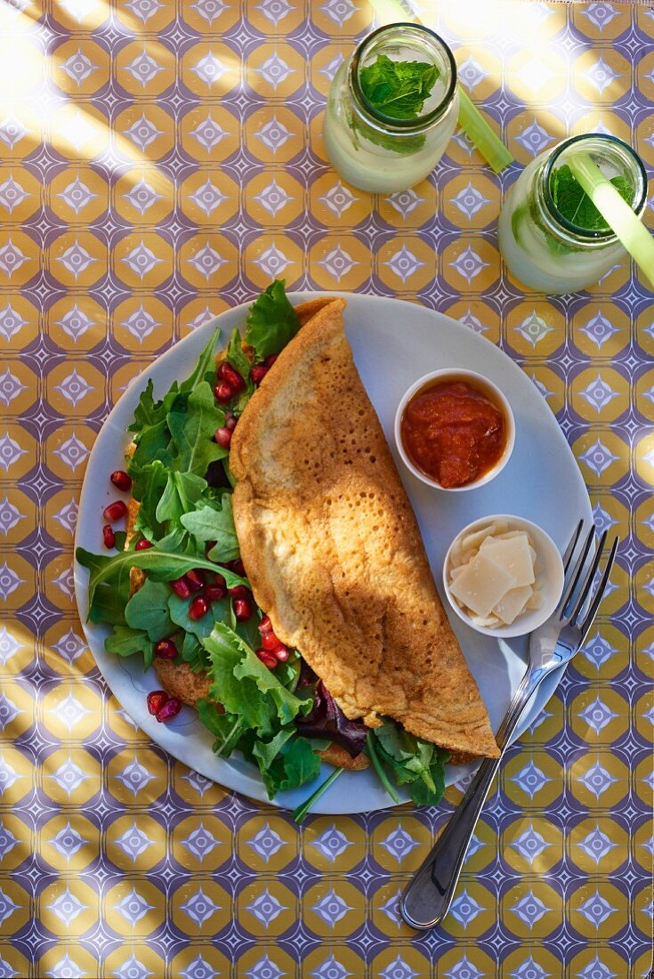 Omelett mit Rucola und Granatapfelkernen (Draufsicht)