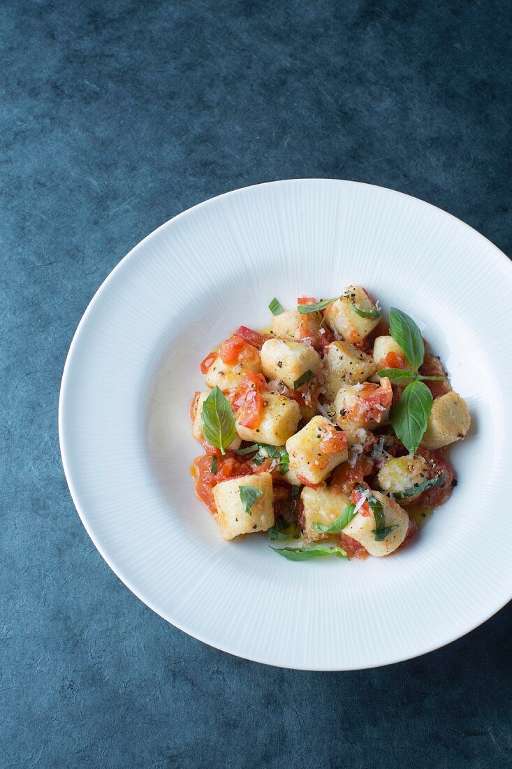 Ricotta-Gnocchi mit Tomaten und Basilikum