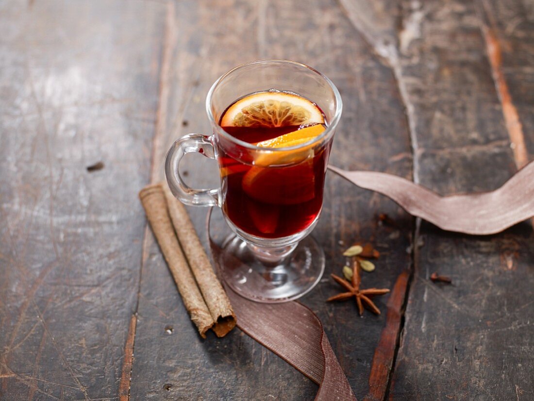 Mulled wine with orange slices