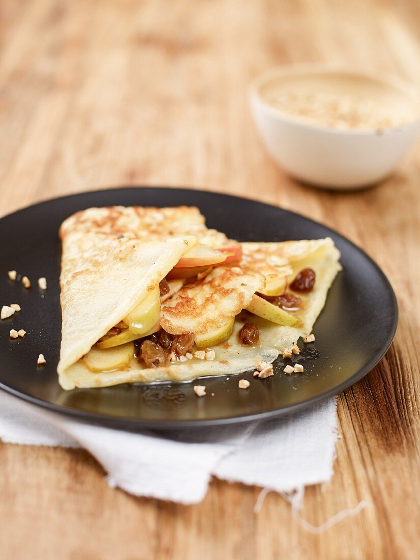 A crêpe filled with apples and raisins