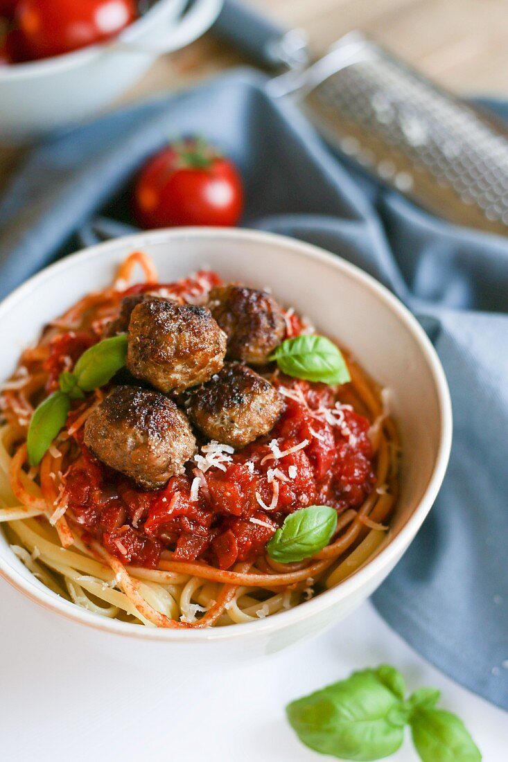 Spaghetti with meatballs, tomato sauce and basil